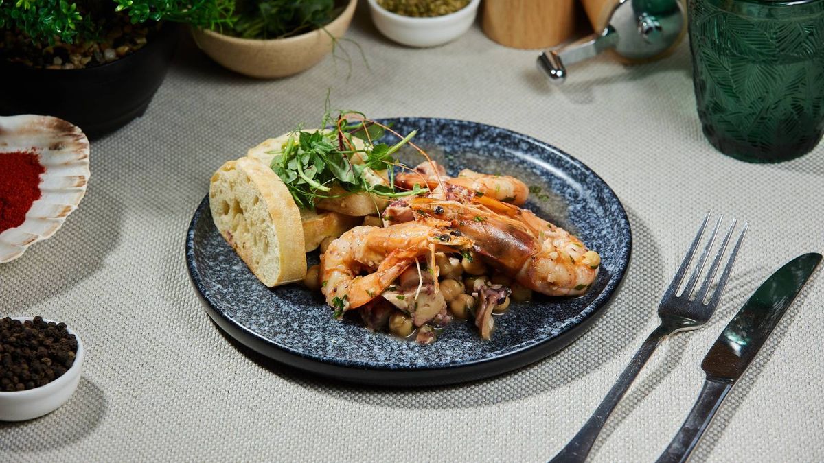 Salată de caracatiță cu năut și creveți